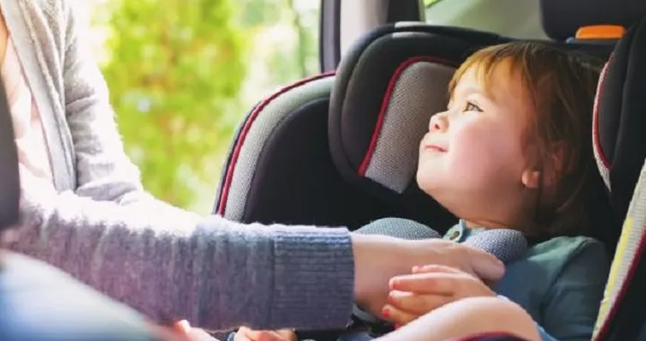 Guida in inverno: bambini al sicuro in auto