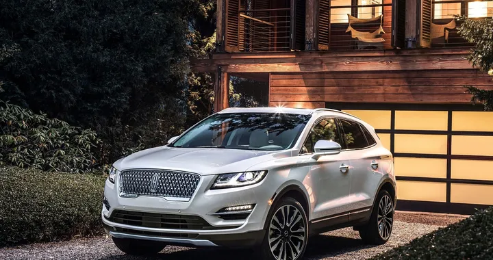 Lincoln MKC: le immagini del restyling