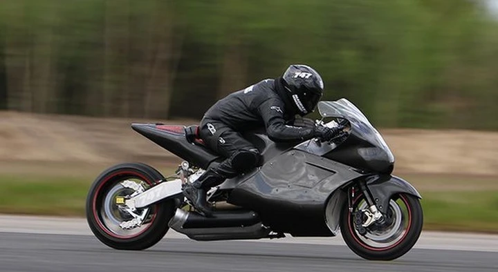 La moto con il motore di un elicottero dalla velocità record