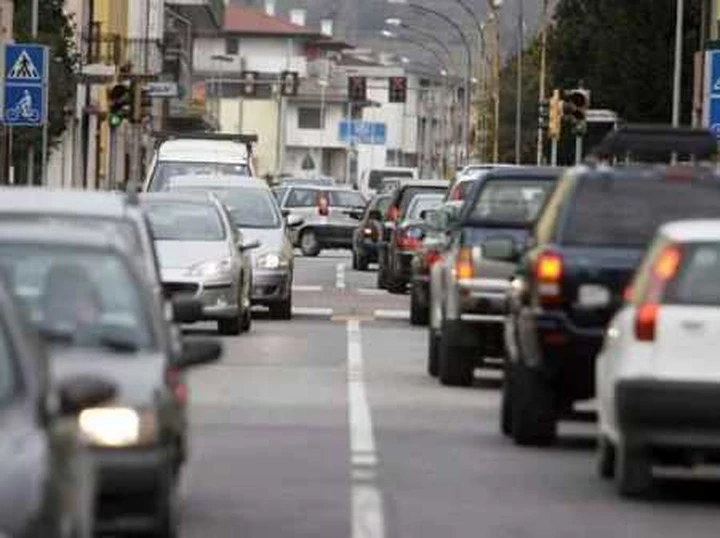 Italiani e l'auto: un rapporto sempre più difficile