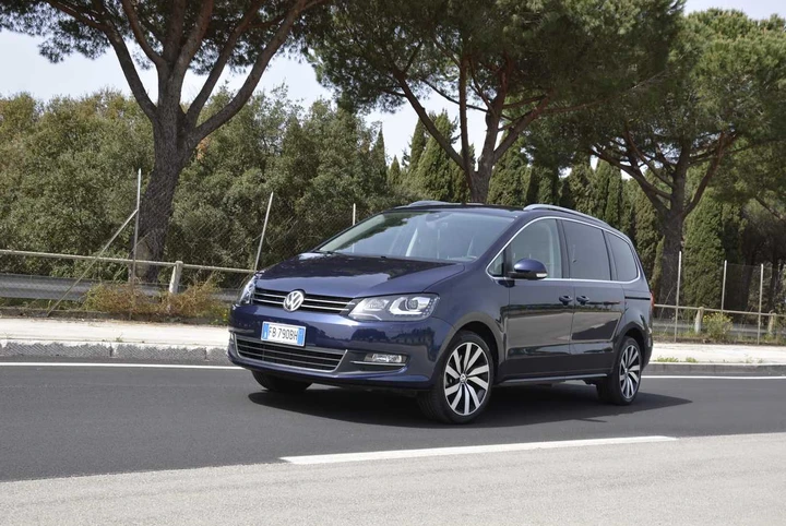 Seat Alhambra VS Volkswagen Sharan 2.0 TDI DSG: la prova su strada