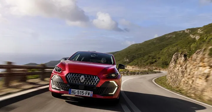 Nuova Renault Clio 6 sfida il segmento con l'ibrido da 160 CV