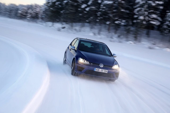 Nuova Volkswagen Golf R: immagini ufficiali