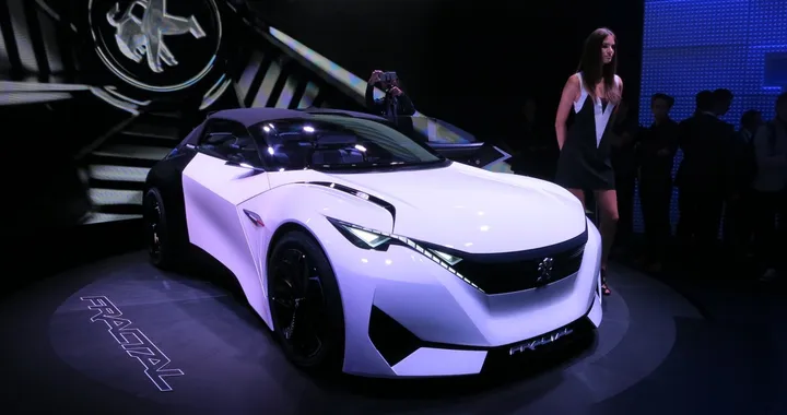 Salone di Francoforte 2015, debutta la Peugeot Fractal