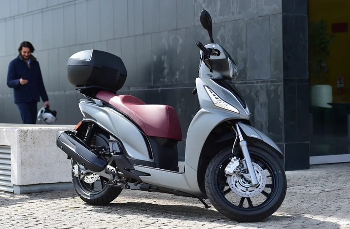 Kymco People S 300i ABS: prezzo di 4.590 euro