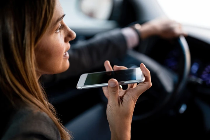 Smartphone alla guida: cosa dice la legge e come comportarsi