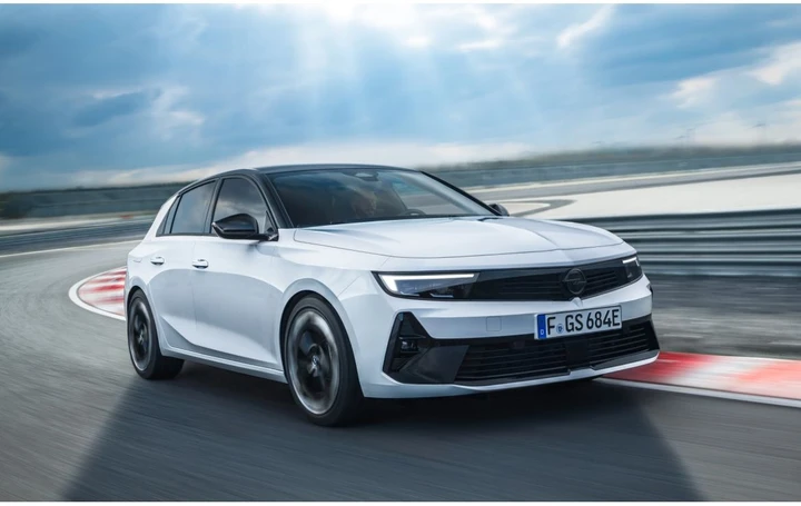 Opel Astra e Grandland GSe: immagini ufficiali