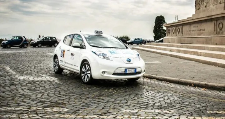 Taxi elettrici: Nissan Leaf in servizio a Roma