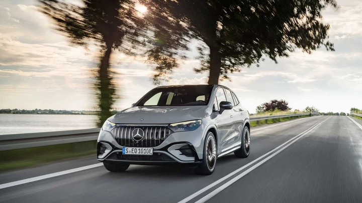 Mercedes-Benz EQE SUV: le immagini