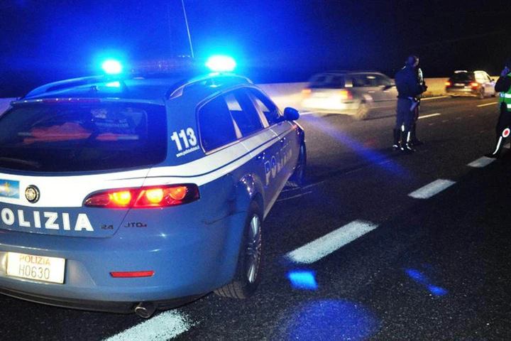 Inseguimento sulla A1, ladro di Suv sperona auto Polizia