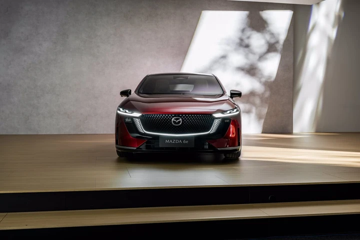 Nuova Mazda 6e, berlina elettrica giapponese è preordinabile