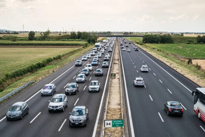 Limite di velocità a 150 km/h in autostrada: vantaggi e svantaggi