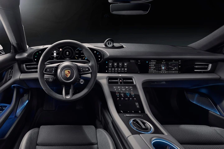 Porsche Taycan: prime immagini degli interni