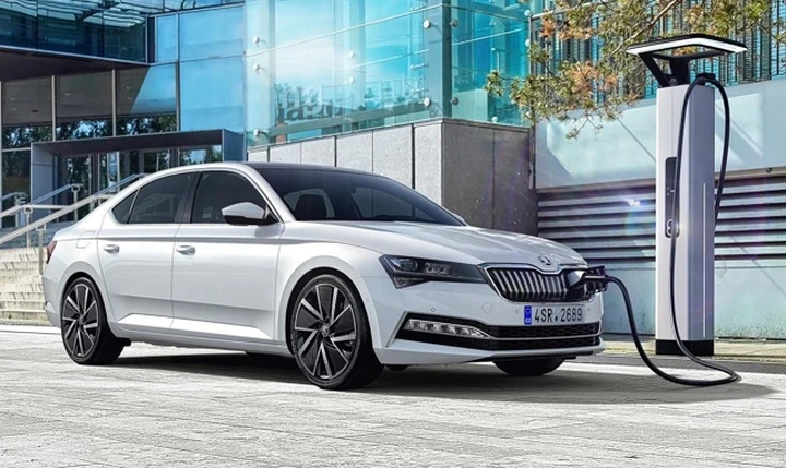 Skoda Superb iV: caratteristiche, allestimenti, dotazioni e prezzi