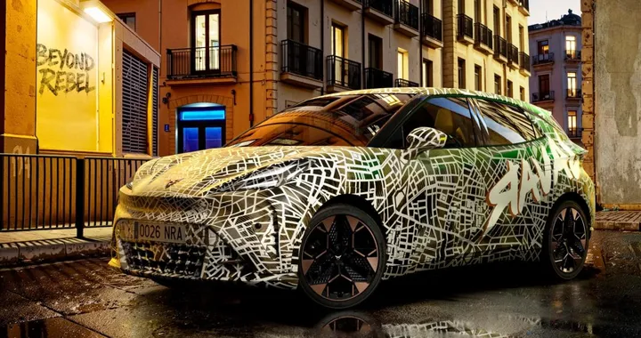 Cupra Raval: la nuova compatta elettrica si svela con camuffatura e promette fino a 226 CV