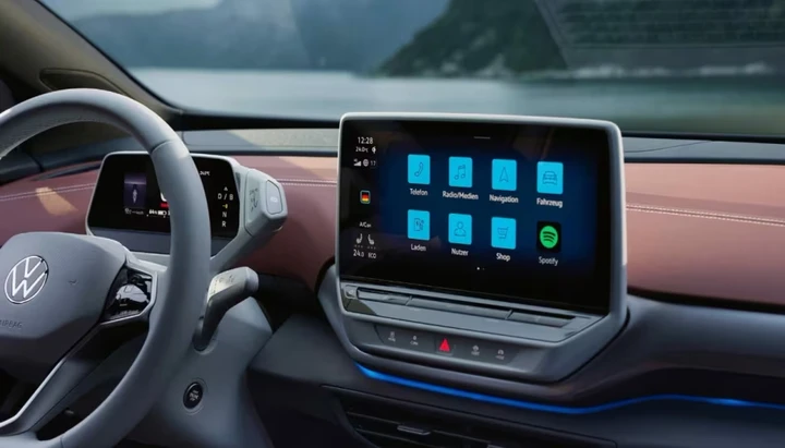 Auto cinesi, tornano i tasti fisici: addio ai maxischermi?