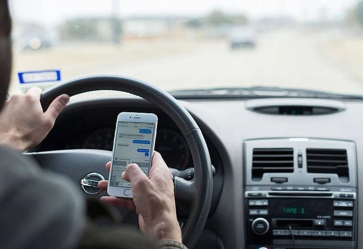 Uso scorretto del cellulare alla guida: é la principale causa di incidenti