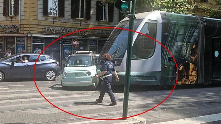 Fiat Topolino Dolcevita, scontro con un tram a Roma