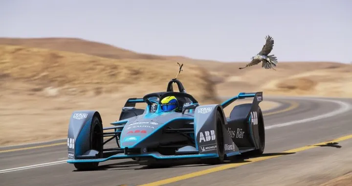 Formula E: Massa corre nel deserto contro un falco pellegrino