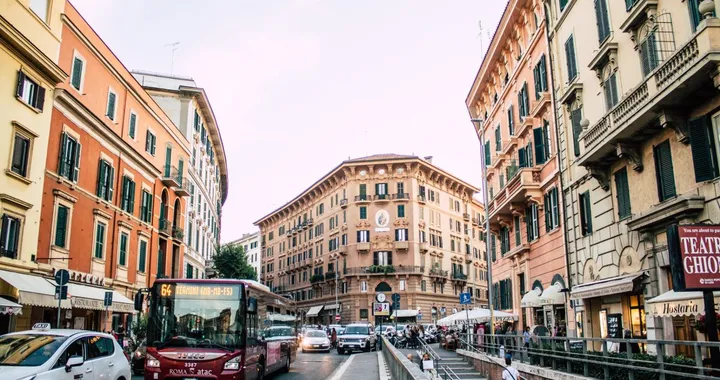 Roma virata elettrica: più colonnine e trasporto pubblico in espansione