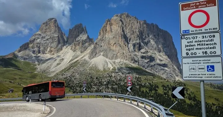 Dolomiti: fino al 31 agosto il Passo Sella è a numero chiuso
