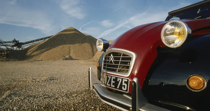 Citroen festeggia in Toscana i 70 anni della 2CV