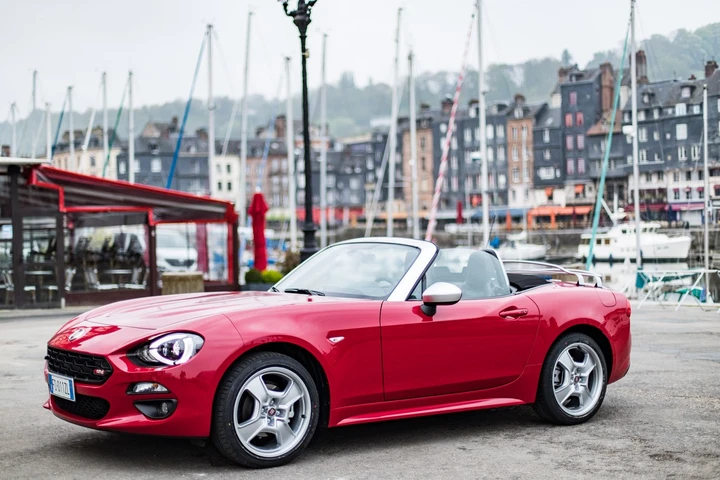 Un viaggio d’altri tempi con la Fiat 124 Spider