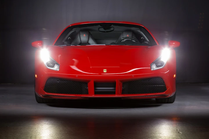 Vince una Ferrari alla lotteria ma dà un calcio alla fortuna: non la vuole