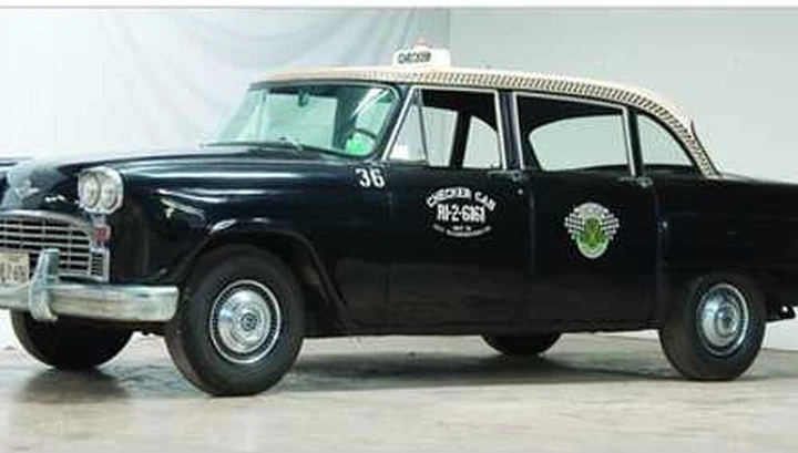 Venduto all'asta il taxi della fuga di Oswald