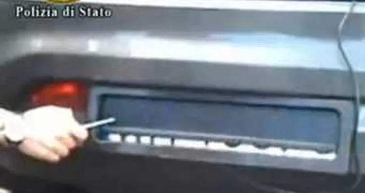 Autovelox: copre la targa per evitare la multa, denunciato