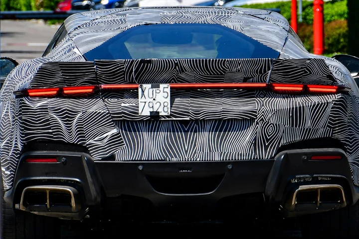 Ferrari prepara una V12 per puristi: cosa sappiamo