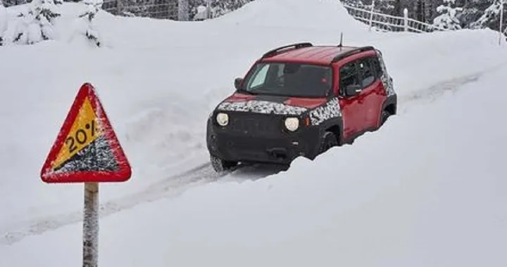 Tecniche per guidare d'inverno in completa sicurezza