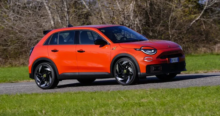 Abarth 600e in Italia è un vero flop, ma adesso sbarca nel Regno Unito