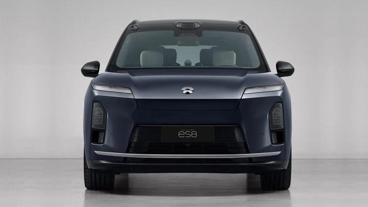 Nio ES8 NT3: il SUV elettrico da 697 CV che ricarica in 5 minuti