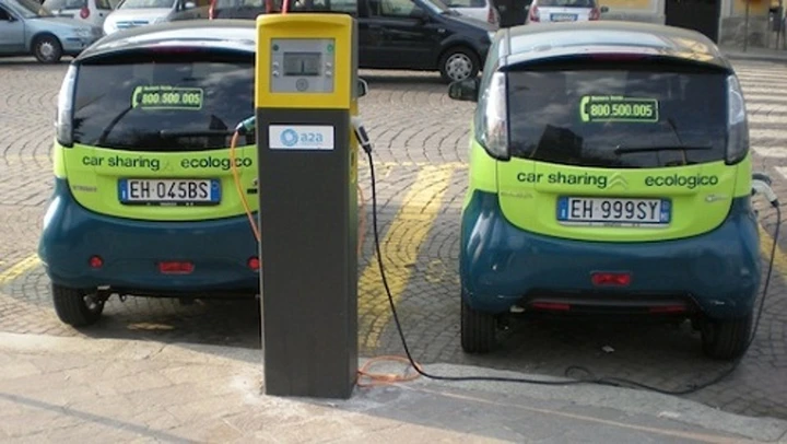 Per il Codice della Strada le auto elettriche non esistono