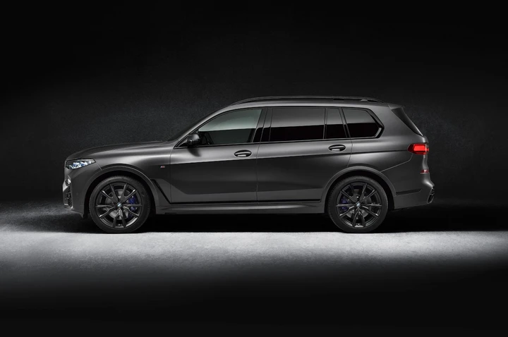 Bmw X7 Dark Shadow Edition: immagini ufficiali