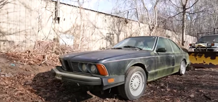 È rimasta all'aperto per 25 anni, questa BMW M6 del 1987 torna a risplendere