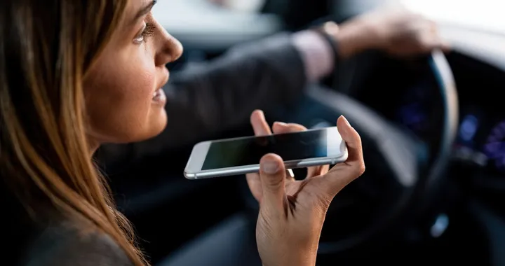 Smartphone alla guida: cosa dice la legge e come comportarsi
