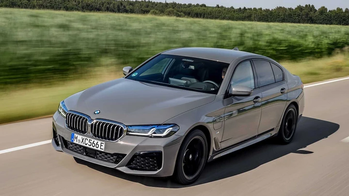 BMW 545e xDrive: ibrida plug-in da quasi 400 CV