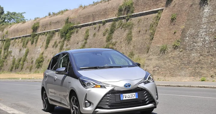 Toyota Yaris 1.5 Hybrid Y20 Bitone: la prova su strada