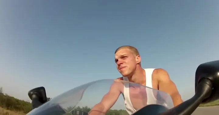 In moto a 250 km/h senza casco