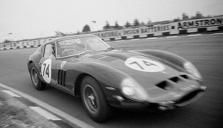 Pirelli Stelvio Corsa e Ferrari 250 GTO: incontro fra giganti della storia dell’auto