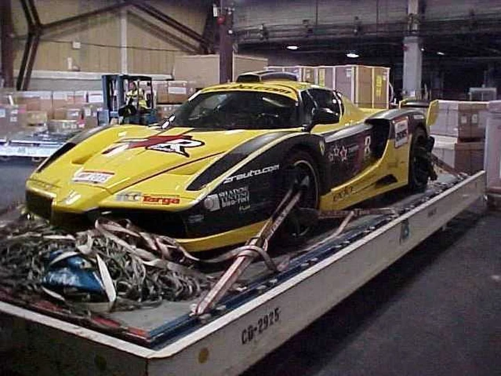La Ferrari Enzo by Edo incidentata entra in officina