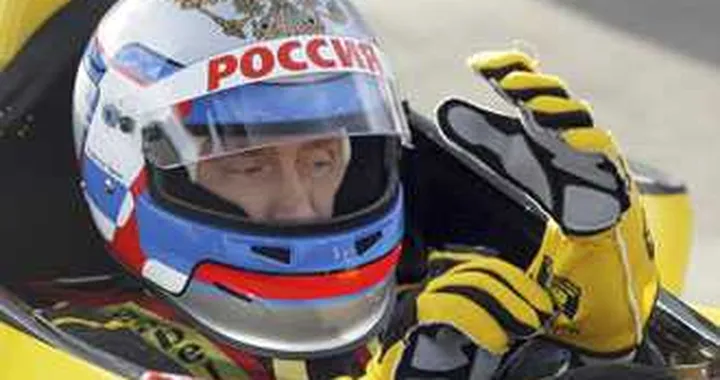 Russia: Putin guida una Renault di F1