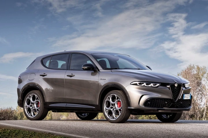 Alfa Romeo Tonale MY25: tutte le novità del C-SUV in anteprima al Salone di Parigi