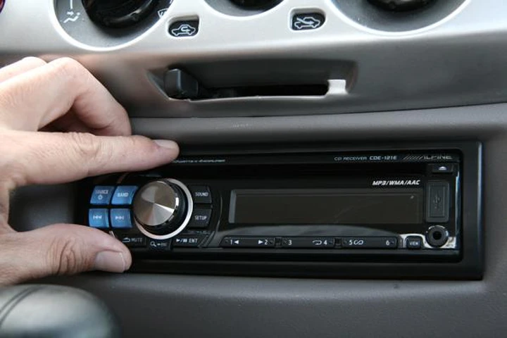 Musica a tutto volume in auto? É reato