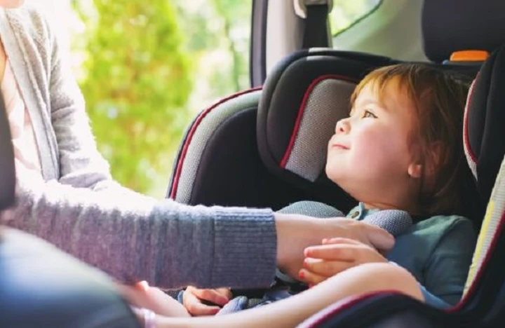 Guida in inverno: bambini al sicuro in auto