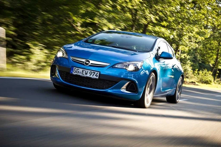Opel Astra OPC 2012 nuove foto