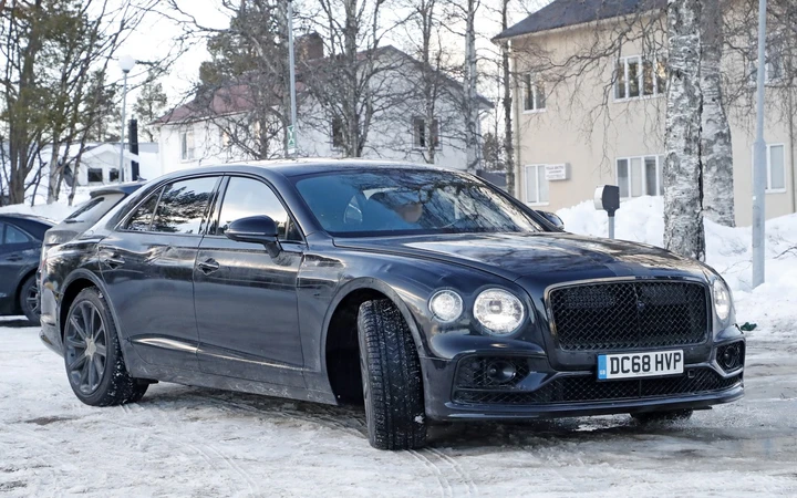 Bentley Flying Spur, la lussuosa berlina britannica spiata durante i test su strada