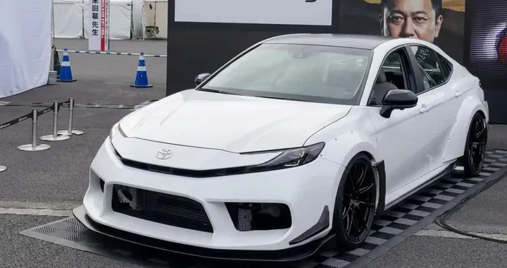 Toyota Camry da 700 CV: due motori e una follia firmata Gazoo Racing